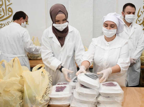 В первый день Рамазана Мэр Казани помог организовать ифтар для 2 тыс. нуждающихся