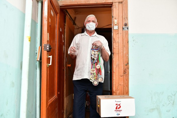 
              Александр Бурмистров и Камиль Фазылзянов поздравили ветеранов с Днём Победы            