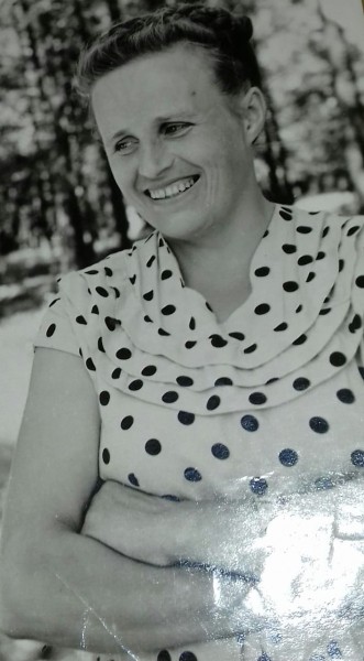 Ангелина Бочкарева о прабабушке: «Работникам столовой приходилось косить траву, готовить сено и выменивать его на продукты» Ангелина Бочкарева о прабабушке: «Работникам столовой приходилось косить траву, готовить сено и выменивать его на продукты»