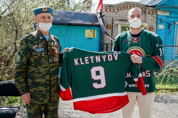 
              Александр Бурмистров и Камиль Фазылзянов поздравили ветеранов с Днём Победы            