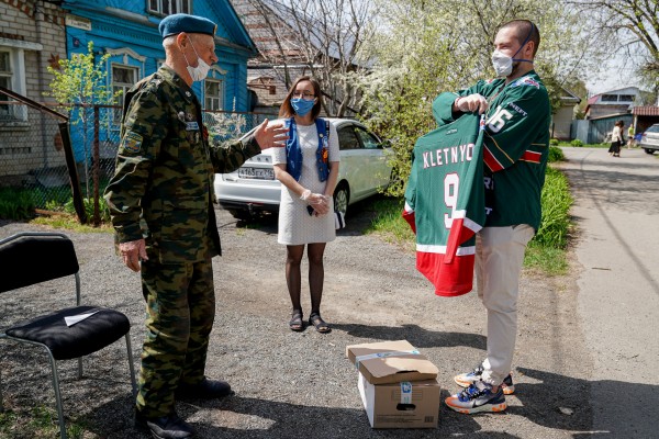 
              Александр Бурмистров и Камиль Фазылзянов поздравили ветеранов с Днём Победы            