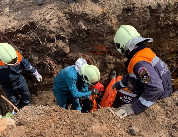 В Казани ​завалило землёй двух рабочих. Их откопали спасатели