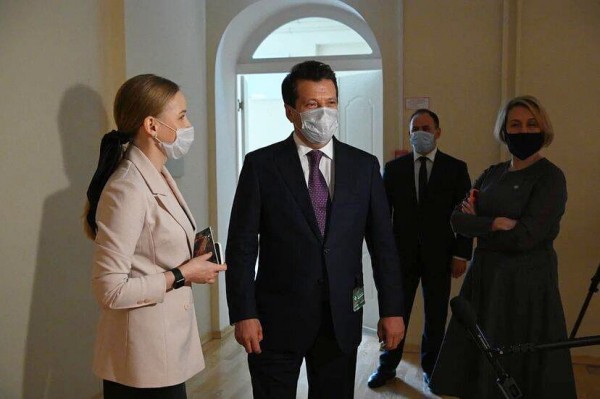 Мэр Казани Ильсур Метшин побывал за кулисами ТЮЗа и пообщался с артистами (ФОТО)