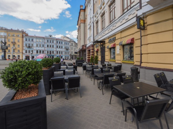 Казанские рестораторы смогут бесплатно размещать летние веранды и кафе около своих заведений