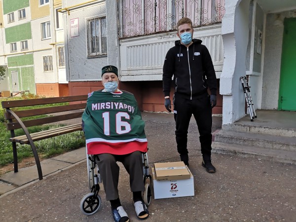 
              Александр Бурмистров и Камиль Фазылзянов поздравили ветеранов с Днём Победы            