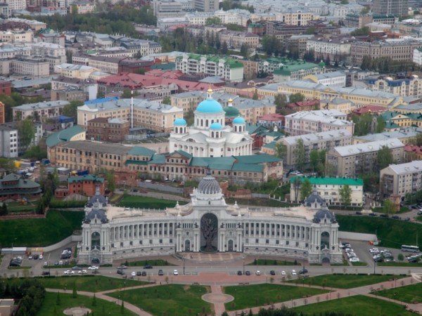 Звено вертолетов легендарной линейки Ми-8 пролетело над Казанью с флагами России, Татарстана и Знаменем Победы