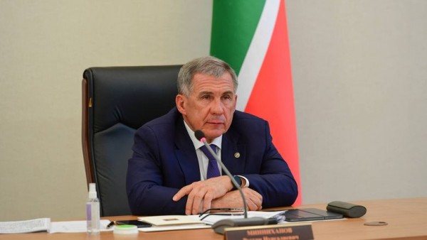 Минниханов подписал указ о награждении медалями трех многодетных матерей