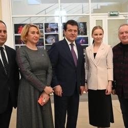 Мэр Казани Ильсур Метшин побывал за кулисами ТЮЗа и пообщался с артистами (ФОТО)