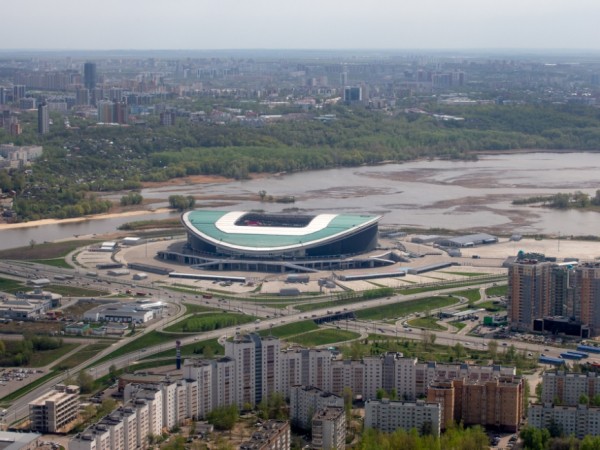 Звено вертолетов легендарной линейки Ми-8 пролетело над Казанью с флагами России, Татарстана и Знаменем Победы