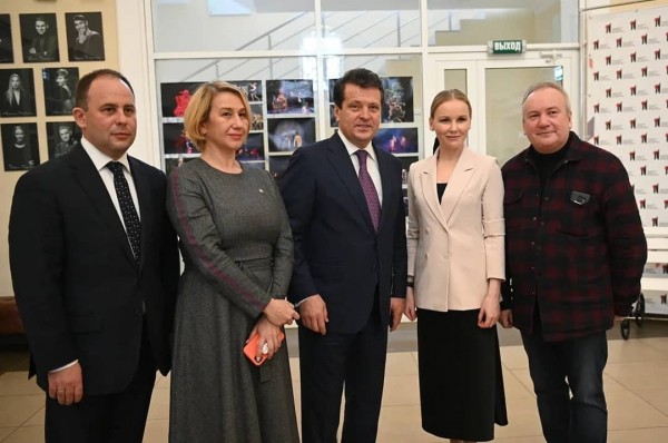 Мэр Казани Ильсур Метшин побывал за кулисами ТЮЗа и пообщался с артистами (ФОТО)