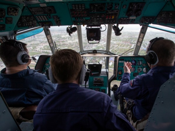 Звено вертолетов легендарной линейки Ми-8 пролетело над Казанью с флагами России, Татарстана и Знаменем Победы