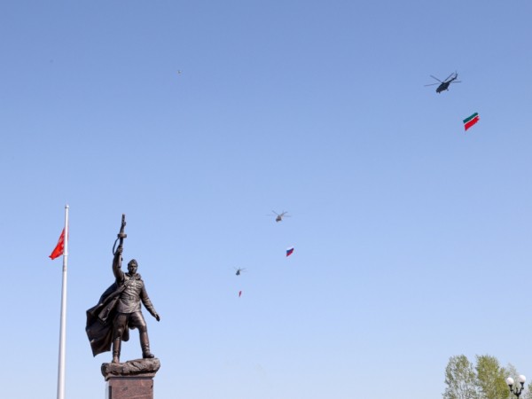 Звено вертолетов легендарной линейки Ми-8 пролетело над Казанью с флагами России, Татарстана и Знаменем Победы