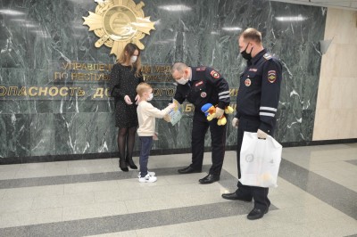 Жительница Татарстана поблагодарила сотрудников ГИБДД за спасение ее сына Жительница Татарстана поблагодарила сотрудников ГИБДД за спасение ее сына