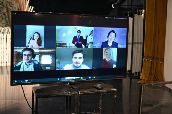 Мэр Казани Ильсур Метшин побывал за кулисами ТЮЗа и пообщался с артистами (ФОТО)