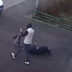 Соцсети сообщили о нападении на бабушку в Казани (ВИДЕО)