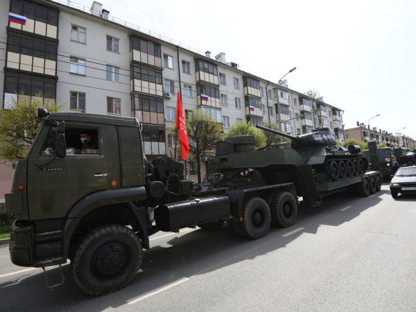 Танк Т-34 возглавил праздничный заезд военной исторической техники в Казани