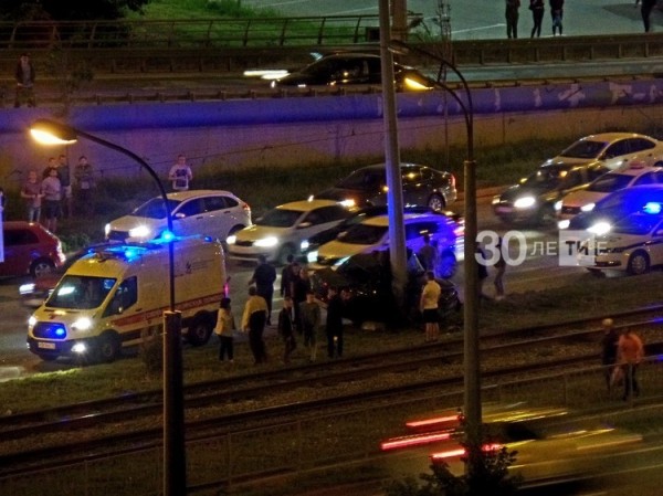 В Казани легковушка "обняла" столб. Машина превратилась в груду металла (ФОТО)