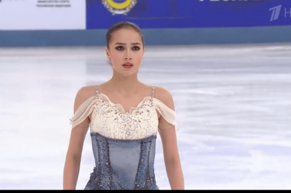 Две красавицы. Алина Загитова показала новое фото на самоизоляции в Казани