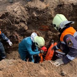 В Казани ​завалило землёй двух рабочих. Их откопали спасатели