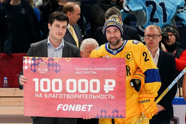 
              Зарипов передал сертификат на 200 тысяч рублей фонду им. Анжелы Вавиловой            