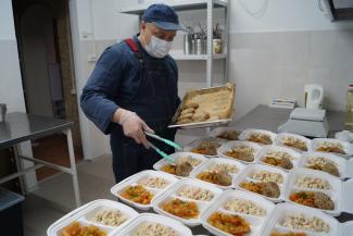 &laquo;Мама от рака умирает, а отец давно сбежал&raquo;: казанцы скидываются, чтобы накормить голодающих детей