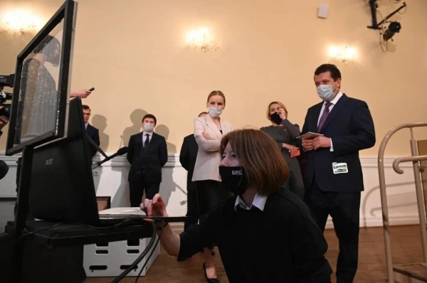 Мэр Казани Ильсур Метшин побывал за кулисами ТЮЗа и пообщался с артистами (ФОТО)