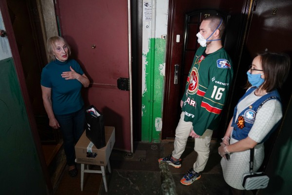 
              Александр Бурмистров и Камиль Фазылзянов поздравили ветеранов с Днём Победы            