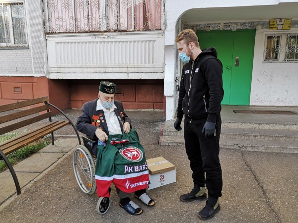 
              Александр Бурмистров и Камиль Фазылзянов поздравили ветеранов с Днём Победы            