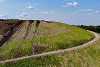 Весь покрытый зеленью, абсолютно весь: на бывшей Самосыровской свалке обустраивают место отдыха для казанцев Весь покрытый зеленью, абсолютно весь: на бывшей Самосыровской свалке обустраивают место отдыха для казанцев