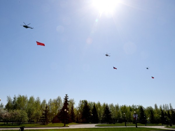 Звено вертолетов легендарной линейки Ми-8 пролетело над Казанью с флагами России, Татарстана и Знаменем Победы