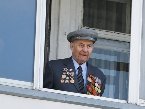 Танк Т-34 возглавил праздничный заезд военной исторической техники в Казани