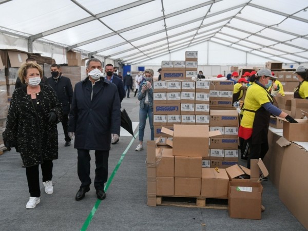 Р.Минниханов и И.Метшин посетили распределительный центр благотворительного движения &laquo;Ярдэм янэшэ! Помощь рядом!&raquo;