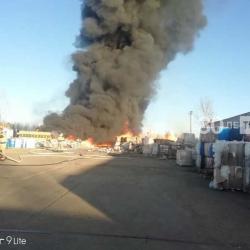 На предприятии в Челнах сгорела макулатура, столб черного дыма сняли на ВИДЕО