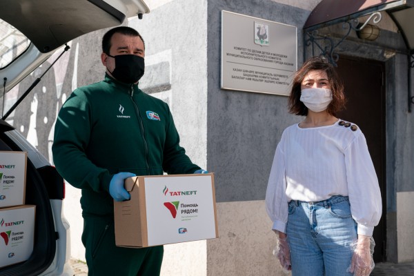 
              Фанаты &laquo;Ак Барса&raquo; сшили и передали волонтёрам 1000 масок             