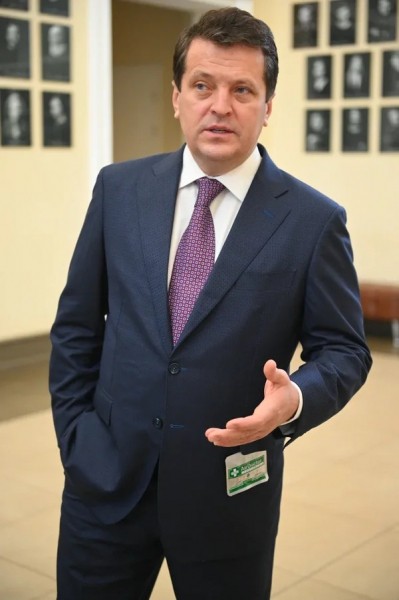 Мэр Казани Ильсур Метшин побывал за кулисами ТЮЗа и пообщался с артистами (ФОТО)