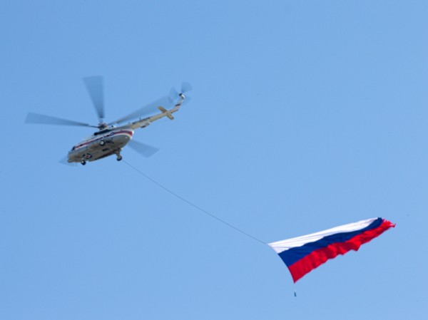 Звено вертолетов легендарной линейки Ми-8 пролетело над Казанью с флагами России, Татарстана и Знаменем Победы