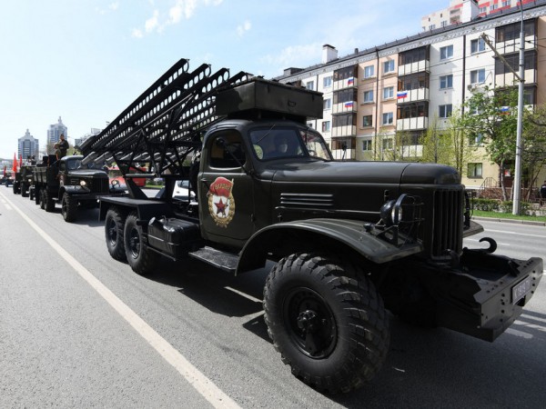 Танк Т-34 возглавил праздничный заезд военной исторической техники в Казани