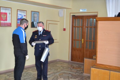 Полицейские наградили жителей Елабуги за помощь в задержании подозреваемого в разбое