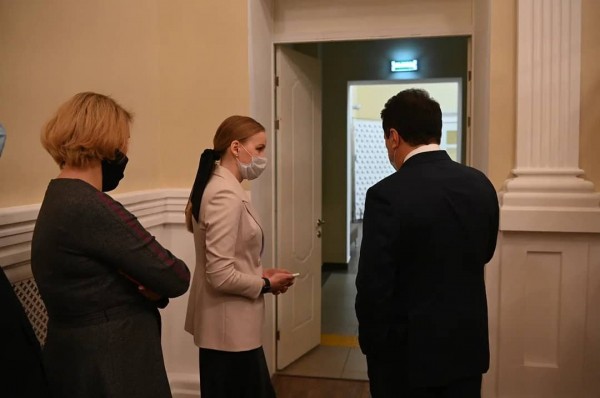 Мэр Казани Ильсур Метшин побывал за кулисами ТЮЗа и пообщался с артистами (ФОТО)