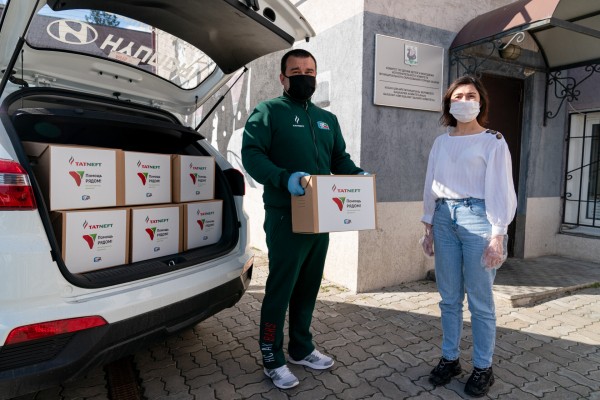 
              Фанаты &laquo;Ак Барса&raquo; сшили и передали волонтёрам 1000 масок             