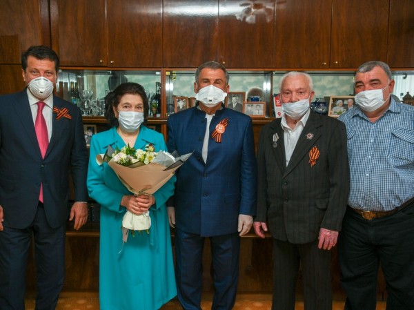 Р.Минниханов и И.Метшин поздравили ветерана войны Махьяна Камаева с Днем Победы