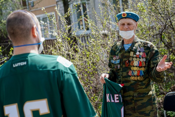 
              Александр Бурмистров и Камиль Фазылзянов поздравили ветеранов с Днём Победы            