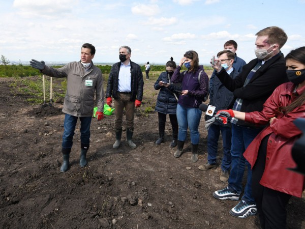 Ильсур Метшин: &laquo;Вчера здесь была огромная свалка. Сегодня это &ndash; зеленый холм. А завтра будет красивая роща!&raquo;