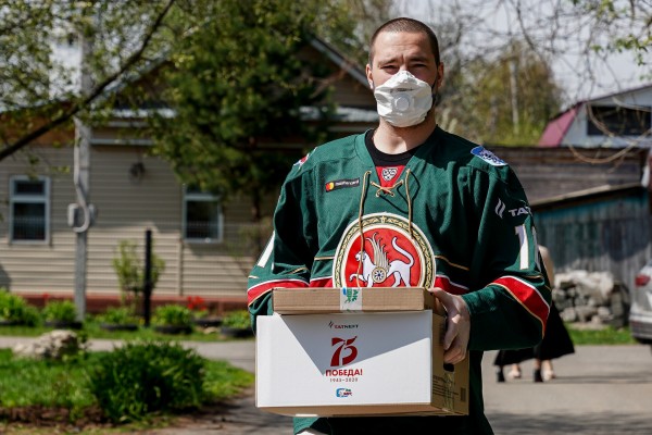 
              Александр Бурмистров и Камиль Фазылзянов поздравили ветеранов с Днём Победы            