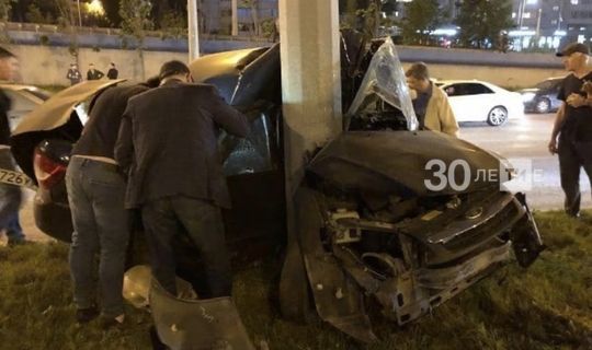 В Казани легковушка "обняла" столб. Машина превратилась в груду металла (ФОТО)