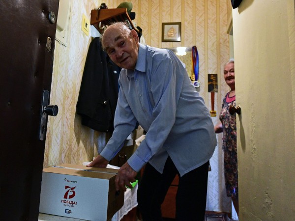 
              Александр Бурмистров и Камиль Фазылзянов поздравили ветеранов с Днём Победы            