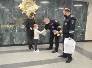 Жительница Татарстана поблагодарила сотрудников ГИБДД за спасение ее сына Жительница Татарстана поблагодарила сотрудников ГИБДД за спасение ее сына