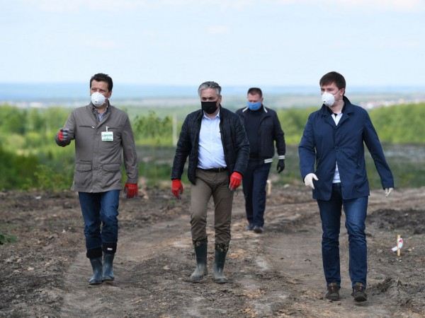 Ильсур Метшин: &laquo;Вчера здесь была огромная свалка. Сегодня это &ndash; зеленый холм. А завтра будет красивая роща!&raquo;