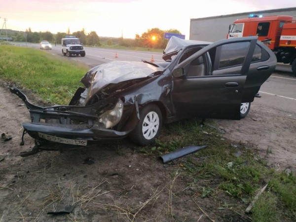 Два человека скончались в машине из Татарстана, попавшей в ДТП на трассе в Чувашии (ФОТО) Два человека скончались в машине из Татарстана, попавшей в ДТП на трассе в Чувашии (ФОТО)