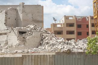 &laquo;Мы купили здесь квартиру. Теперь нас снесли&raquo;: в ЖК &laquo;Золотая середина&raquo; по кирпичику разбирают проблемный дом